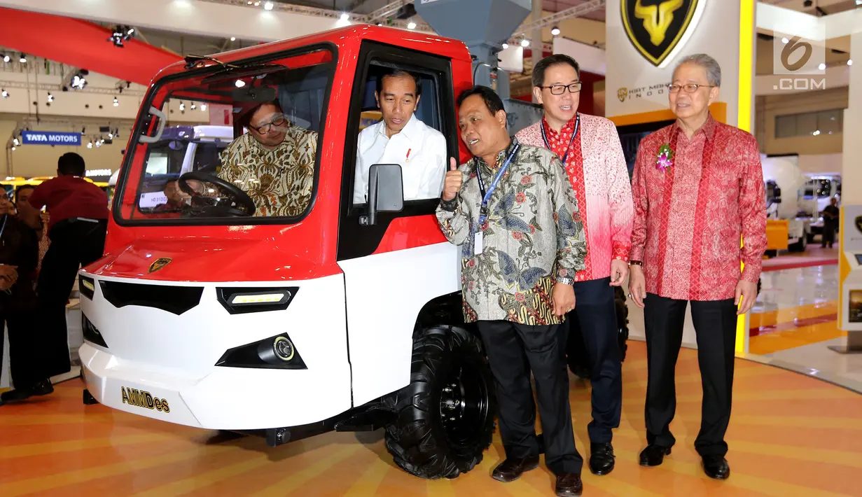 Presiden Joko Widodo, Menperin Airlangga Hartarto dan Presdir PT Astra International Tbk Prijono Sugiarto meninjau Alat Mekanisme Multiguna Pedesaan (AMMDes) pada pembukaan GIIAS 2018 di ICE BSD, Tangsel, Kamis (2/8). (Liputan6.com/Fery Pradolo)