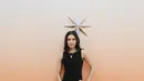 Tampil simple dengan minidress hitam, Mikha Tambayong terlihat menawan dengan heels dan kalung. [@miktambayong]