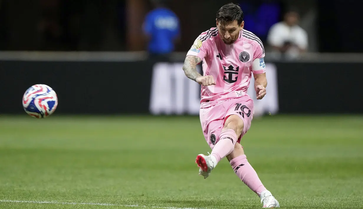 Pemain Inter Miami, Lionel Messi mencetak gol melalui tendangan bebas ke gawang FC Porto dalam laga Grup A Piala Dunia Antarklub 2025 di Mercedes-Benz Stadium, Atlanta, Amerika Serikat, Jumat (20/06/2025) WIB. (AP Photo/Brynn Anderson)