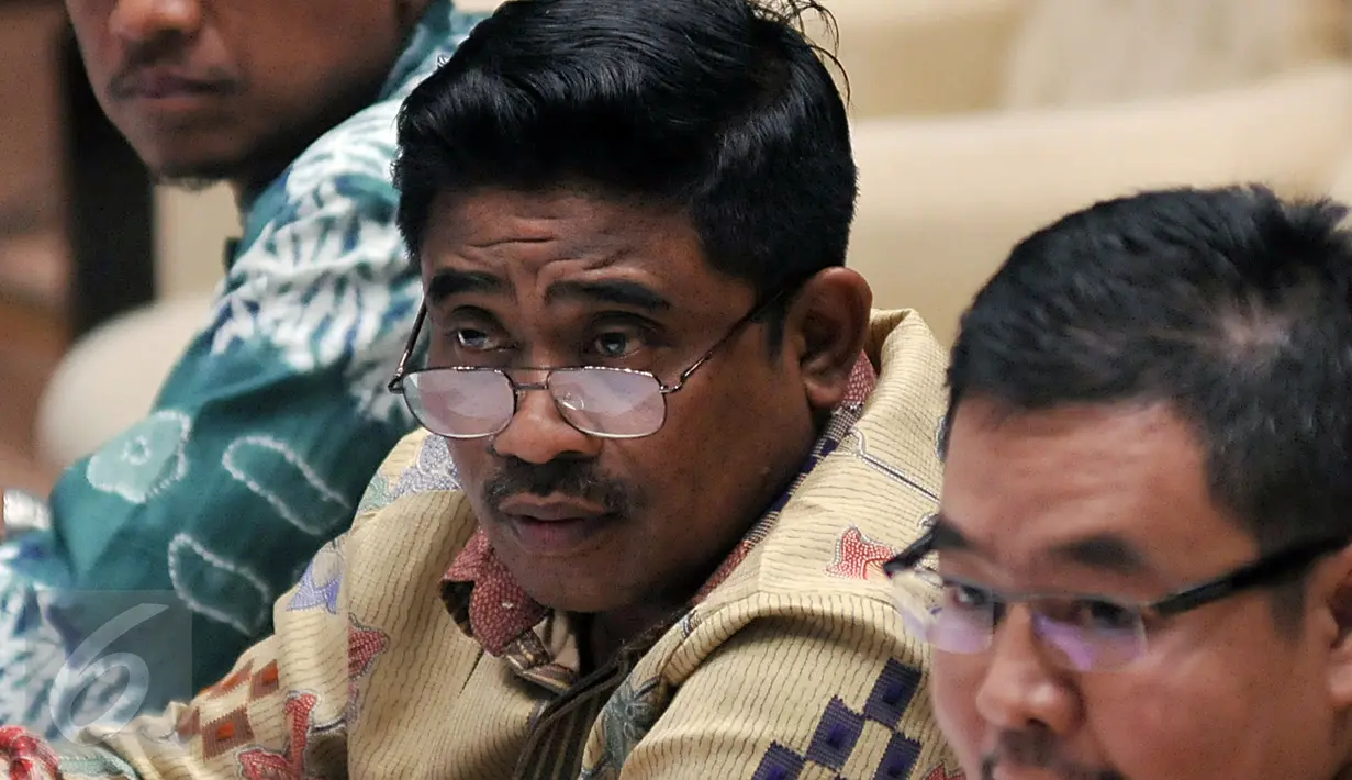 Dirjen Otda Kemendagri Sumarsono (tengah) saat mengikuti Rapat Dengar Pendapat (RDP) dengan Komisi II DPR RI dan Komite I DPD RI di Jakarta, (26/2). Rapat tersebut membahas RPP Desertada dan Penataan Daerah. (Liputan6.com/JohanTallo)
