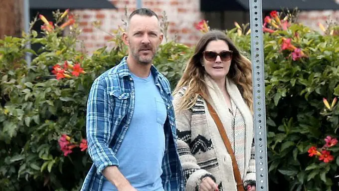 Drew Barrymore Resmi Berkencan dengan Chris Miller