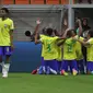 Selebrasi para pemain Timnas Brasil U-17 setelah Rayan mencetak gol pertama ke gawang Timnas Iran U-17 pada laga pertama Grup C Piala Dunia U-17 2023 di Jakarta International Stadium (JIS), Jakarta, Sabtu (11/11/2023). (Bola.com/Ikhwan Yanuar)