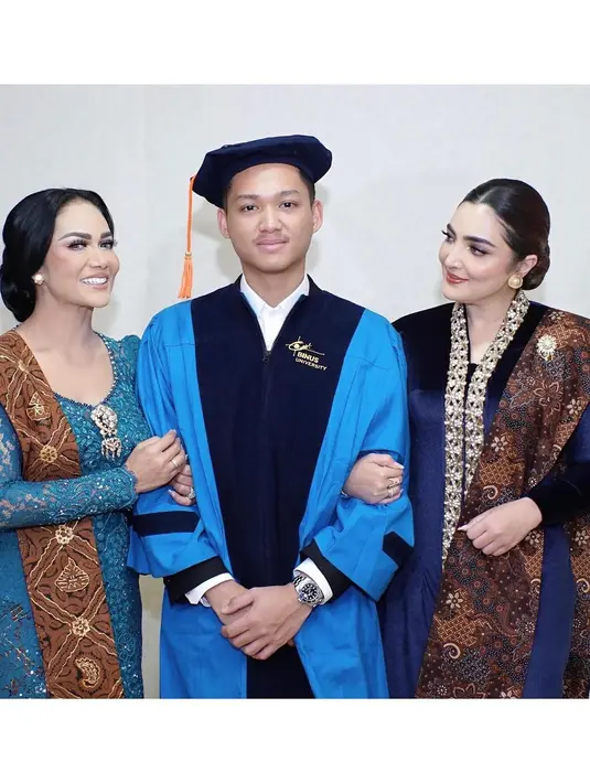 Ashanty dan Krisdayanti terlihat kompak saat hadiri wisuda Azriel Hermansyah. Keduanya terlihat bak perempuan Jawa ningrat dalam balutan kebaya. [@ashanty_ash]