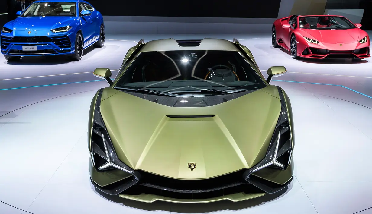 Supercar hybrid Lamborghini Sian (depan) dipamerkan perdana dalam IAA Auto Show di Frankfurt, Selasa (10/9/2019). Supercar Lamborghini Sian ini diberi kode Sian FKP 37 sebagai tanda penghormatan atas berpulangnya mantan bos VW, Ferdinand K Piech pada 25 Agustus 2019 lalu. (Silas Stein/dpa via AP)