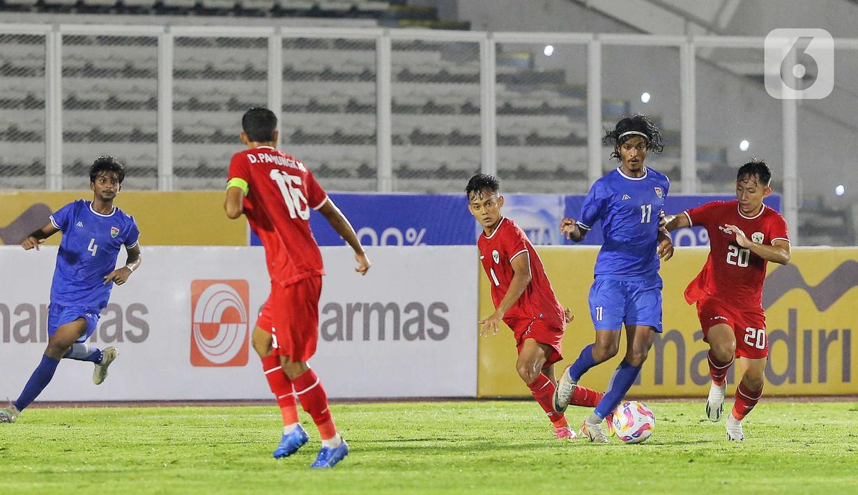 Hingga akhir babak pertama, skor imbang 0-0 tidak berubah. (Liputan6.com/Angga Yuniar)