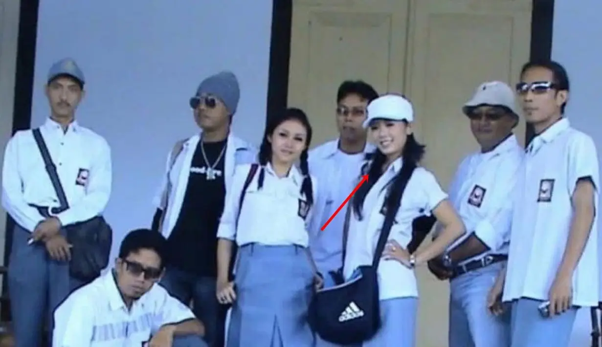 Ketika SMA, Soimah bergaya boyish. Ia mengenaka topi warna putih dan tas selempang warna hitam. (Foto: Instagram/@showimah)