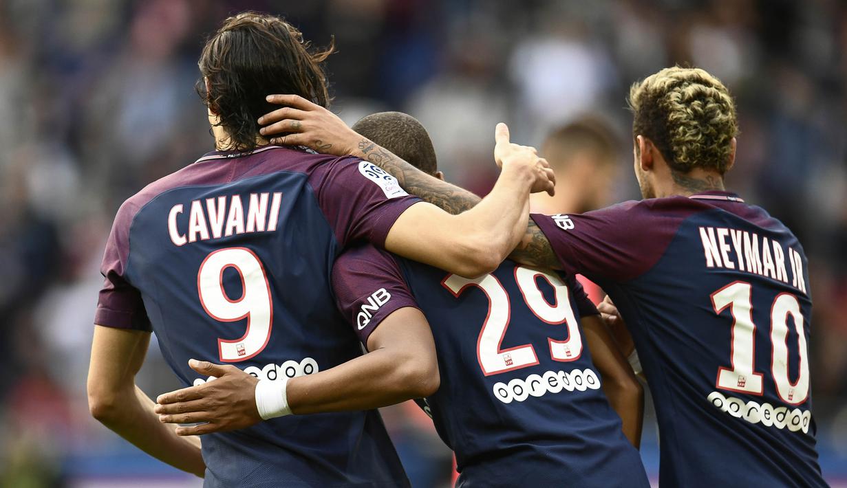Trio PSG merayakan gol yang dicetak oleh Kylian Mbappe ke gawang Girondins Bordeaux pada laga Liga 1 Prancis di Stadion Parc des Princes, Sabtu (30/9/2017). PSG menang 6-2 atas Girondins Bordeaux. (AFP/Christophe Simon)