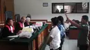 Artis Syahrini diambil sumpahnya saat akan menjalani sidang kasus First Travel di PN Depok, Jawa Barat, Senin (2/4). Selain umrah, Syahrini mengaku ke Turki difasilitasi First Travel. (Liputan6.com/Herman Zakharia)