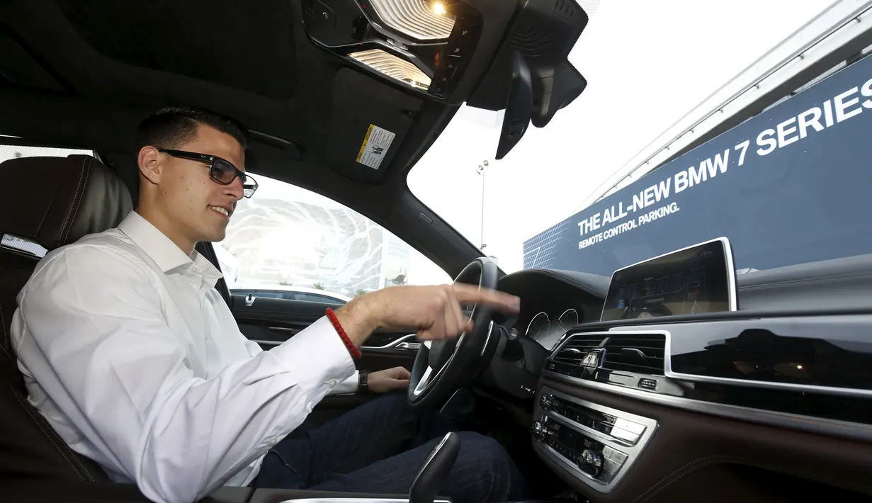 Ruang kemudi BMW i yang dipamerkan di CES 2016, Las Vegas, Nevada, Januari, (7/1). Pengaturan audio dan kemudi yang canggih disertakan dalam mobil masa depan ini. (REUTERS / Steve Marcus)
