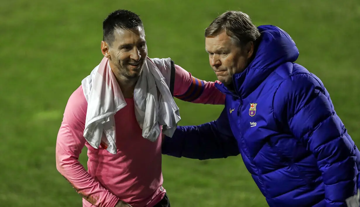 Pelatih Barcelona Ronald Koeman (kanan) bersama Lionel Messi merayakan kemenangan mereka atas Rayo Vallecano pada pertandingan 16 besar Copa del Rey di Stadion Vallecas, Madrid, Spanyol, Rabu (27/1/2021). Barcelona mengalahkan Rayo Vallecano 2-1. (AP Photo/Manu Fernandez)