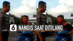 Anak tersebut terlihat menangis di atas motor sekaligus menggoyang-goyangkan setang.