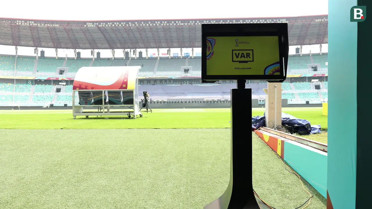 Monitor VAR di Stadion Gelora Bung Tomo