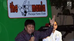 Direktur Persija, Gede Widiade memberi arahan saat pertemuan bersama manajemen dan pemain serta perwakilan suporter Persija di Jakarta, Senin (19/6). Pertemuan mengedukasi para suporter Persija, (Liputan6.com/Helmi Fithriansyah)