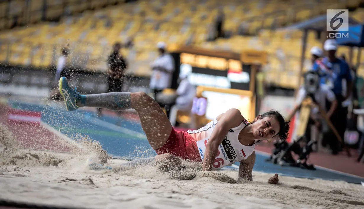 Ekspresi Atlet Lompat Jauh Indonesia, Maria Natalia Londa saat mendarat dalam mengikuti laga nomor triple jump putri SEA Games di Stadium Bukit Jalil, Malaysia, Rabu (23/8). Maria Natalia Londa berhasil meraih medali perak. (Liputan6.com/Faizal Fanani)