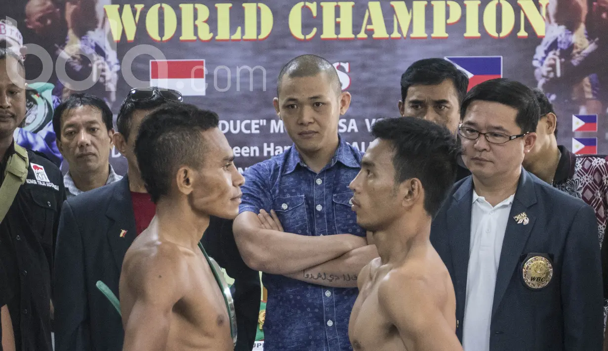 Petinju Indonesia juara WBC Internasional kelas terbang junior, Tibo Monabesa, berhadapan dengan petinju Filipina, Arnold Garde (kanan), jelang laga mempertahankan gelar di GOR Cendrawasih, Jakarta, Jumat (19/5/2017). (Bola.com/Vitalis Yogi Trisna)
