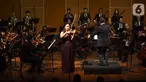 Violis asal Korea Selatan Sueye Park bersama Jakarta Concert Orchestra dengan konduktor Avip Priatna Mag.Art mementaskan konser biola "Malam Tchaikovsky" di Usmar Ismail Hall, Jakarta, Jumat (21/02/2020). (Liputan6.com/Fery Pradolo)