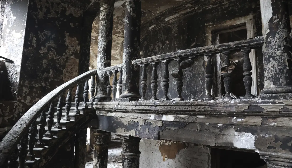 Pemandangan di dalam teater Mariupol yang rusak selama serangan di Mariupol, di wilayah di bawah pemerintahan Republik Rakyat Donetsk, Ukraina timur, Senin, 4 April 2022. Gedung teater Mariupol dikabarkan dihantam oleh Rusia dengan bom pada 16 Maret 2022 lalu. (AP Photo/Alexei Alexandrov)