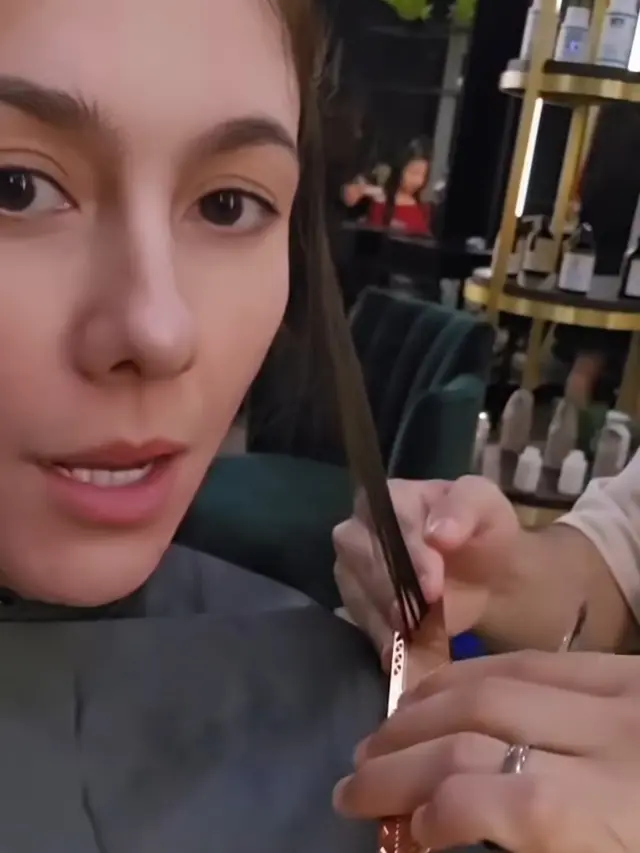 Wulan Guritno membagikan video singkat memotong rambut di salon. [@wulanguritno]