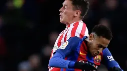 Duel udara antara Neymar dengan pemain Athletic Bilbao di laga Piala Raja, Camp Nou, Barcelona, Kamis (12/1). Barcelona menang 3-1 atas Bilbao. (AP/Manu Fernandez)