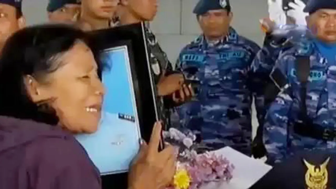 Duka Keluarga Korban Pesawat Hercules Jatuh di Papua