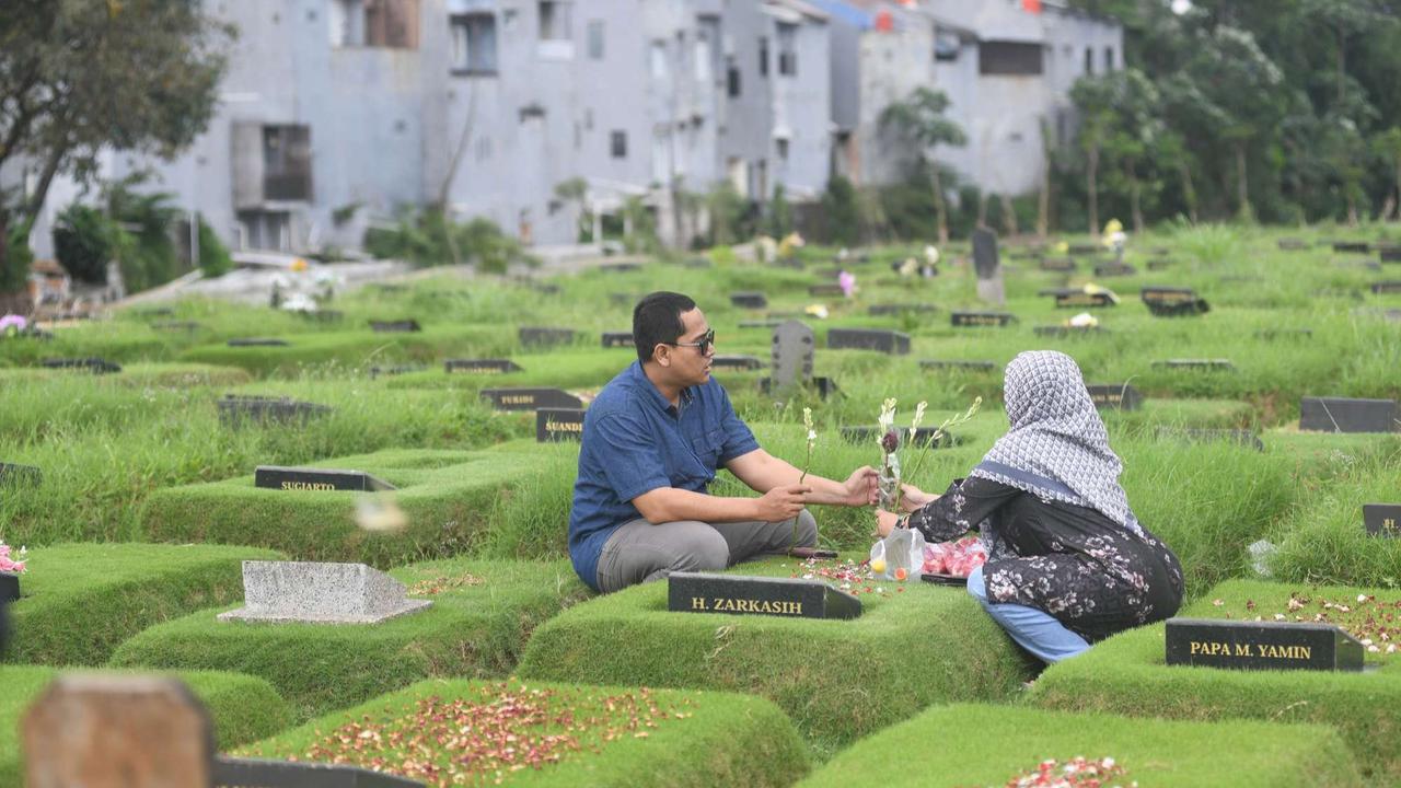 Ziarah kubur di makam khusus korban Covid-19 Srengseng Sawah