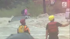 Petugas damkar berhasil mengevakuasi seorang pria dari terjangan banjir bandang. Menurut petugas, korban berusaha menerobos arus banjir.