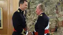 Raja Spanyol, Juan Carlos (kanan) menjabat tangan Raja Felipe VI, usai upacara pelantikan di La Zarzuela Palace, Madrid, Spanyol, (19/6/2014). (REUTERS/Zipi)
