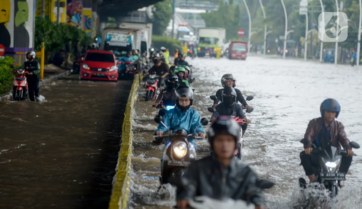 Pengendara sepeda motor menerjang banjir yang merendam Jalan Ahmad Yani, Jakarta, Sabtu (8/2/2020). Hujan yang mengguyur Jakarta sejak semalam membuat sejumlah ruas jalan terendam banjir. (merdeka.com/Imam Buhori)