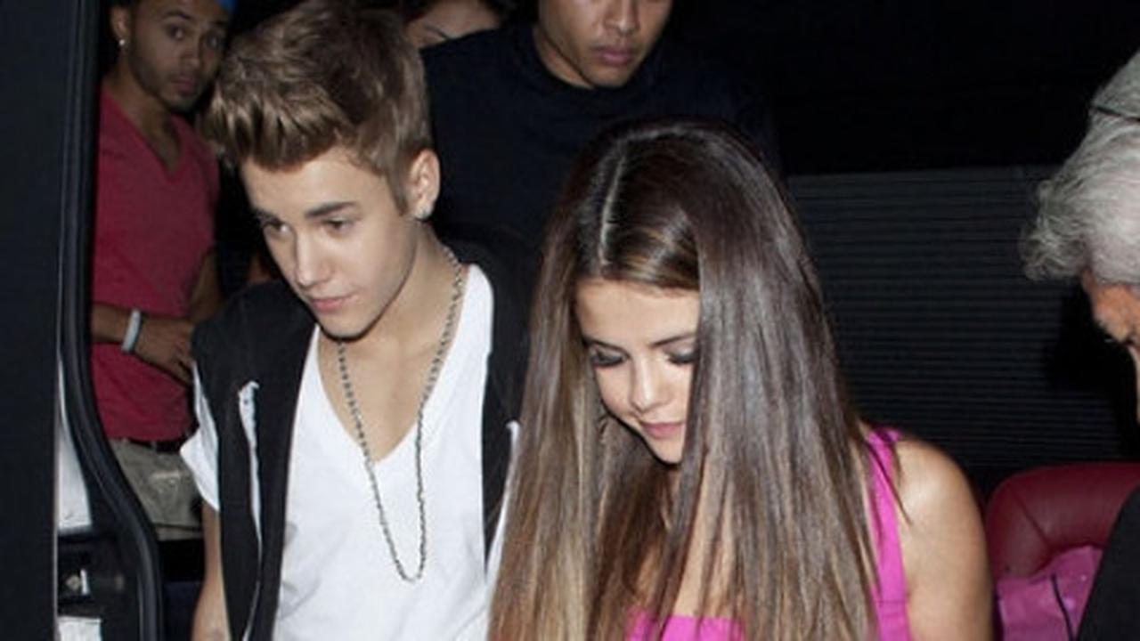 [VIDEO] So sweet! Justin Bieber nanyikan lagu untuk Selena Gomez