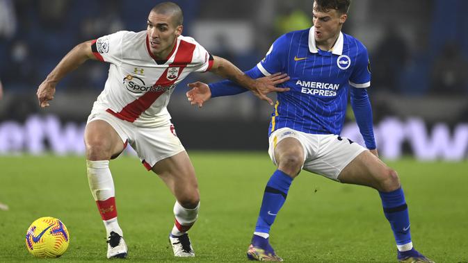 Gelandang Southampton, Oriol Romeu (kiri) mengontrol bola dari kawalan gelandang Brighton & Hove Albion, Solly March pada pertandingan lanjutan Liga Inggris di Stadion Falmer, Brighton, Inggris, Selasa (8/12/2020). Southampton Menang Tipis atas Brighton 2-1. (Mike Hewitt / Pool Via AP)
