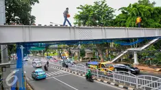 Pekerja menyelesaikan pembangunan JPO di kawasan Tebet, Jakarta, Rabu (13/4). Saat ini warga tebet masih menyeberangi jalan raya dan baru 1 JPO yang tengah dibangun di sepanjang jalan Prof Dr Supomo, Tebet, Jakarta. (Liputan6.com/Yoppy Renato)