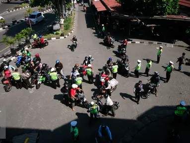 Sejumlah Pengendara motor diberhentikan petugas pada operasi lalu lintas di Abu Bakar Ali, Yogyakarta, (19/5). Operasi dilakukan untuk menekan angka kecelakaan dan memberikan surat tilang di tempat pada pelanggar lalu lintas. (Liputan6.com/Boy Harjanto)