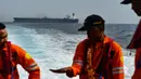 Anggota Basarnas berbincang usai mengevakuasi seorang anak buah kapal (ABK) tanker asing berbendera Bahama di lepas pantai Aceh, Selasa (30/7/2019). Basarnas mengerahkan KN SAR KRESNA 232 untuk mengevakuasi seorang ABK kapal tanker yang sakit jantung di perairan Aceh. (CHAIDEER MAHYUDDIN/AFP)