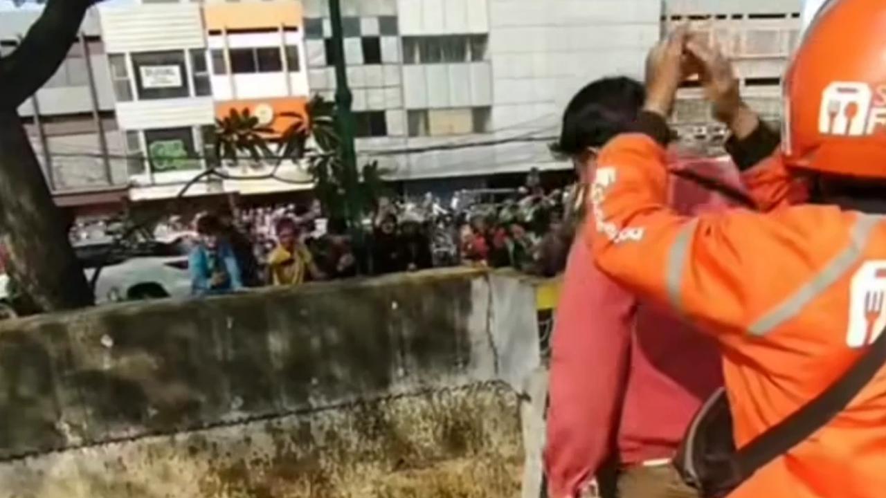 Viral Driver Ojol Kompak Lempar Motor ke Kali di Gunung Sahari, Diduga Milik Mata Elang