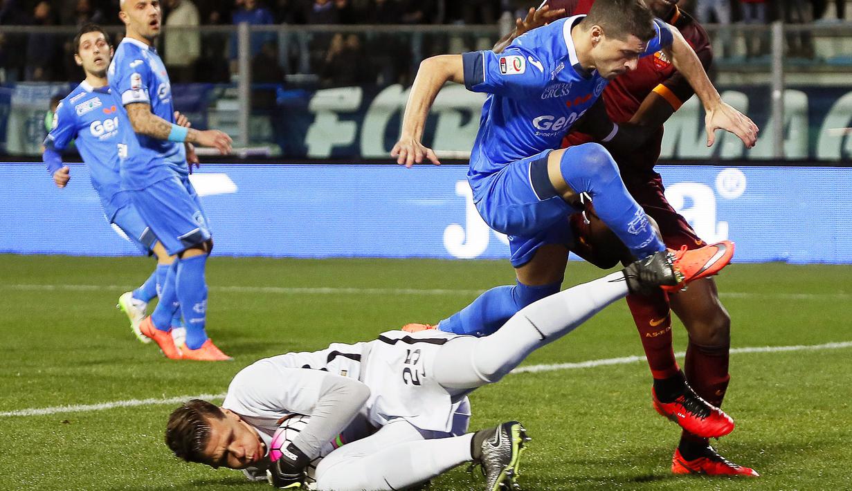 Kiper AS Roma, Wojciech Szczesny, menyelamatkan bola dari striker Empoli, Manuel Pucciarelli, pada pertandingan lanjutan Serie A Italia di Stadion Carlo Castellani, Empoli, Minggu (28/2/2016) dini hari WIB. (EPA/Fabio Muzzi)