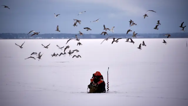 Memancing di Tengah Laut Beku