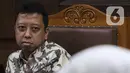 Terdakwa suap jual-beli jabatan di lingkungan Kemenag, M Romahurmuziy (kiri) menyimak keterangan Gubernur Jawa Timur, Khofifah Indar Parawansa pada sidang lanjutan di Pengadilan Tipikor Jakarta, Rabu (11/12/2019). Sidang mendengar keterangan empat saksi. (Liputan6.com/Helmi Fithriansyah)
