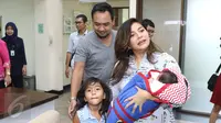Pasangan selebriti Meisya Siregar dan Bebi Romeo pada saat memasuki ruang jumpa pres kelahiran anak ke 3 mereka di kawasan Panglima Polim, Jakarta, Minggu (27/11). (Liputan6.com/Herman Zakharia)  