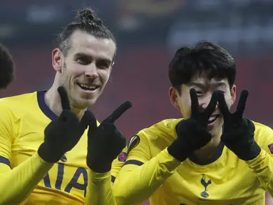 Penyerang Tottenham, Son Heung-min (kanan) berselebrasi dengan Gareth Bale usai mencetak gol ke gawang Wolfsberger AC pada leg pertama babak 32 besar Liga Europa di stadion Puskas Arena di Budapest, Hongaria, Jumat (19/2/2021). Tottenham menang telak atas Wolfsberger 4-1. (AP Photo/Laszlo Balogh)