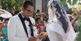 Pasangan pengantin baru Sammy Simorangkir dan Viviane baru saja menikah pada Sabtu, (22/7). Pernikahan keduanya digelar secara tertutup di Uluwatu, Pulau Dewata, Bali. (Instagram/sammysimorangkir)