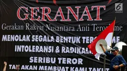 Seorang pria dari "Gerakan Rakyat Nusantara Anti Terorisme" melakukan Aksi di depan Gedung MPR/DPR Senayan, Jakarta, Rabu (16/5). Mereka juga mendesak DPR segera menyelesaikan dan mengesahkan Revisi UU anti terorisme. (Liputan6.com/JohanTallo)