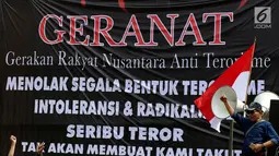 Seorang pria dari "Gerakan Rakyat Nusantara Anti Terorisme" melakukan Aksi di depan Gedung MPR/DPR Senayan, Jakarta, Rabu (16/5). Mereka juga mendesak DPR segera menyelesaikan dan mengesahkan Revisi UU anti terorisme. (Liputan6.com/JohanTallo)