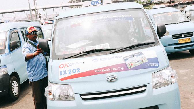 Sopir angkot OK Otrip menunggu penumpang di Terminal Kampung Melayu, Jakarta, Selasa (16/10). Menurut Djoko Setijowarno program OK OTrip gagal karena masih jauh dari harapan serta banyak target yang belum tercapai. (Liputan6.com/Immanuel Antonius)