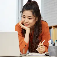 Kerja keras saja tidak cukup, sikap positif justru menjadi kunci untuk dihargai dan disukai di lingkungan kerja. (Foto: Pressfoto/Freepik)