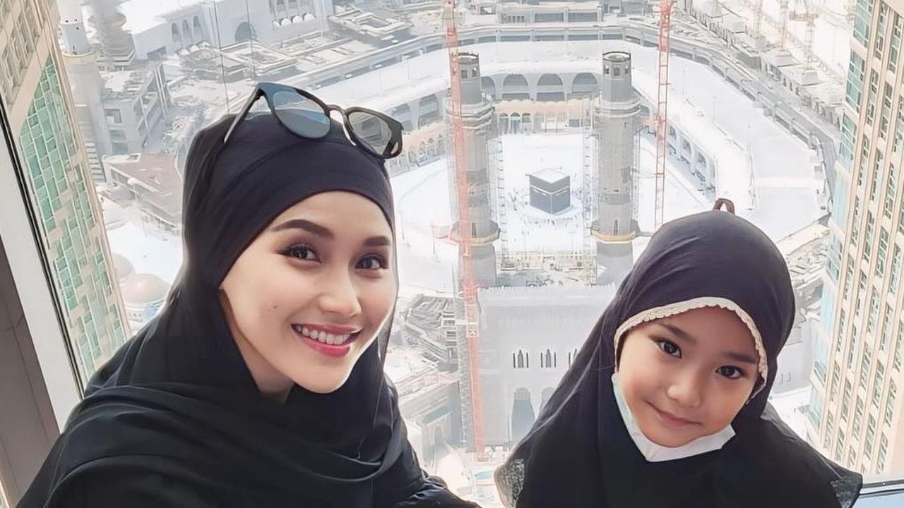 Foto-foto Bilqis Anak Ayu Ting Ting Tampil Mengenakan Hijab, Penampilannya Tak Kalah Cantik dari Sang Bunda