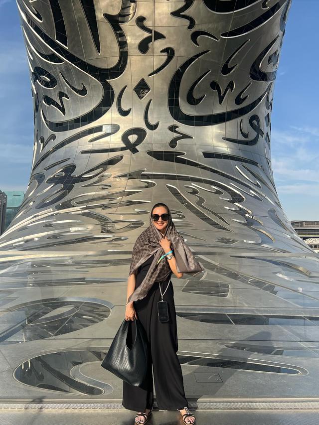 7 Potret Donna Agnesia Pakai Kaftan Waktu Liburan di Dubai Ini Curi Perhatian