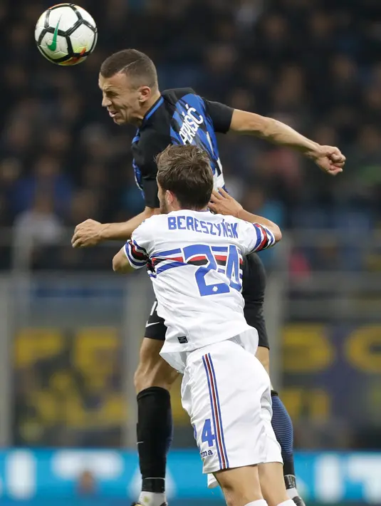 Gelandang Inter Milan, Ivan Perisic berebut bola udara dengan bek Sampdoria, Bartosz Bereszynski saat bertanding  pada lanjutan Liga Serie A Italia di San Siro, Milan (24/10). Inter menang atas Sampdoria 3-0. (AP Photo / Luca Bruno)