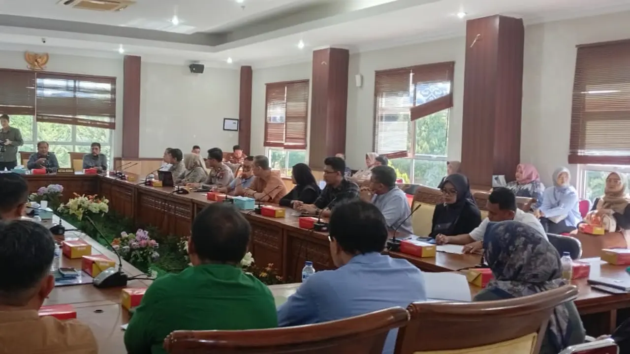Rapat Dengar Pendapat Anggota DPRD komisi IV dengan Dinkes kota batam bersama direktur rumah sakit sekota Batam membahas jaminan kesehatan bagi warga Batam yang tidak terdaftar di BPJS. (Foto: Liputan6.com/Ajang Nurdin)