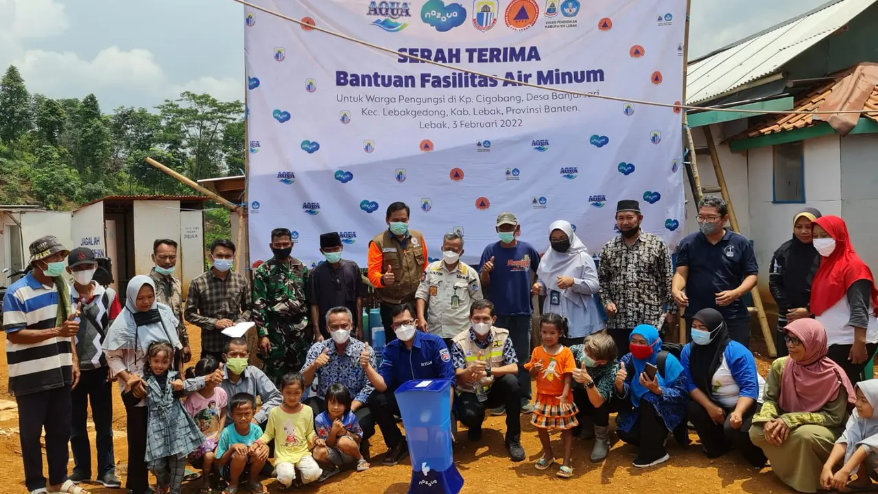 Sebanyak 135 keluarga pengungsi korban banjir bandang di Lebak, Banten yang menempati hunian sementara (huntara), mendapat bantuan fasilitas air minum.