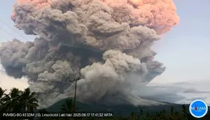Gunung Lewotobi Laki-laki di kecamatan Wulanggitang, Kabupaten Flores Timur, NTT kembali erupsi, dengan tinggi kolom abu teramati mencapai 10.000 m di atas puncak, atau sekitar 11.584 m di atas permukaan laut, pada Selasa (17/6/2025). (Liputan6.com/ Dok PVMBG)